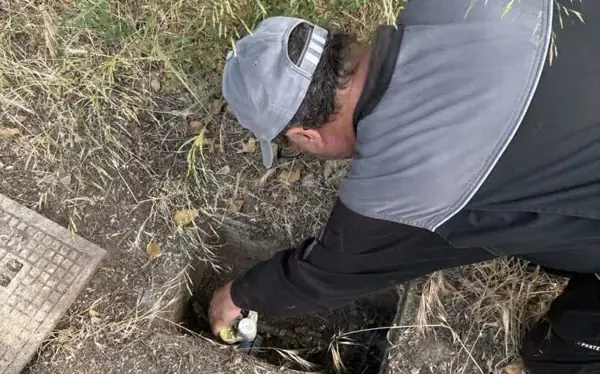 Plombier intervenant sur une arrivée d'eau