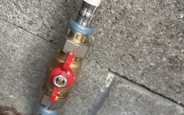 Vanne d'arrêt posée par un plombier sur une arrivée d'eau